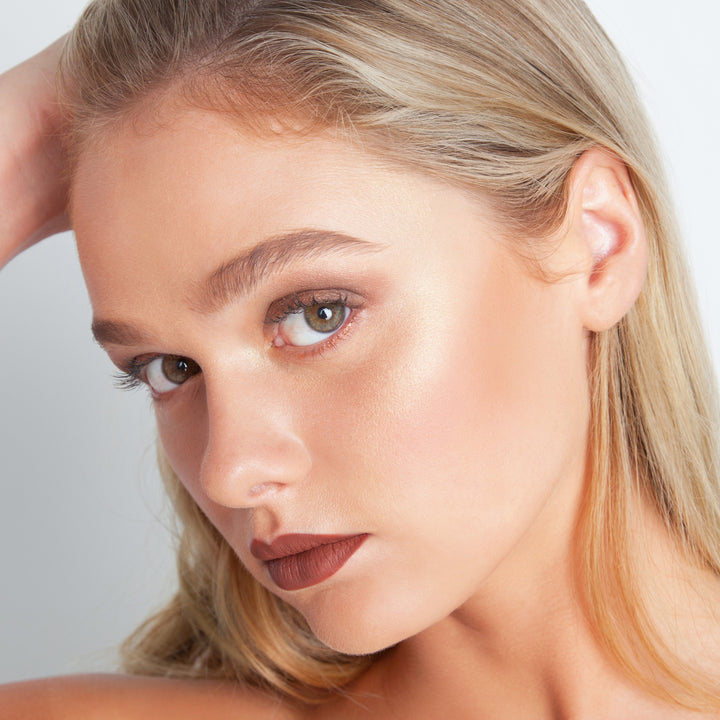 Photograph showing Mary-Lou Manizer travel size effect on a model's face